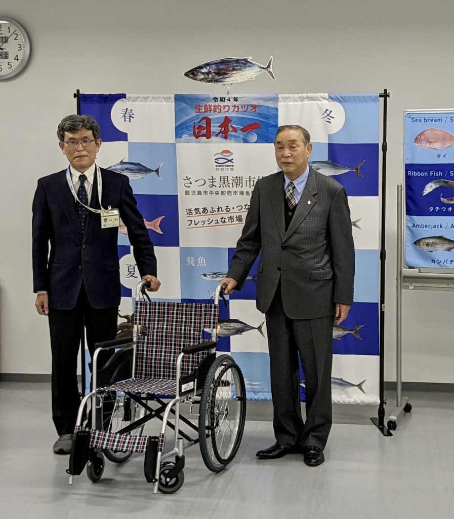 鹿児島市魚類市場に車椅子を寄付しました。